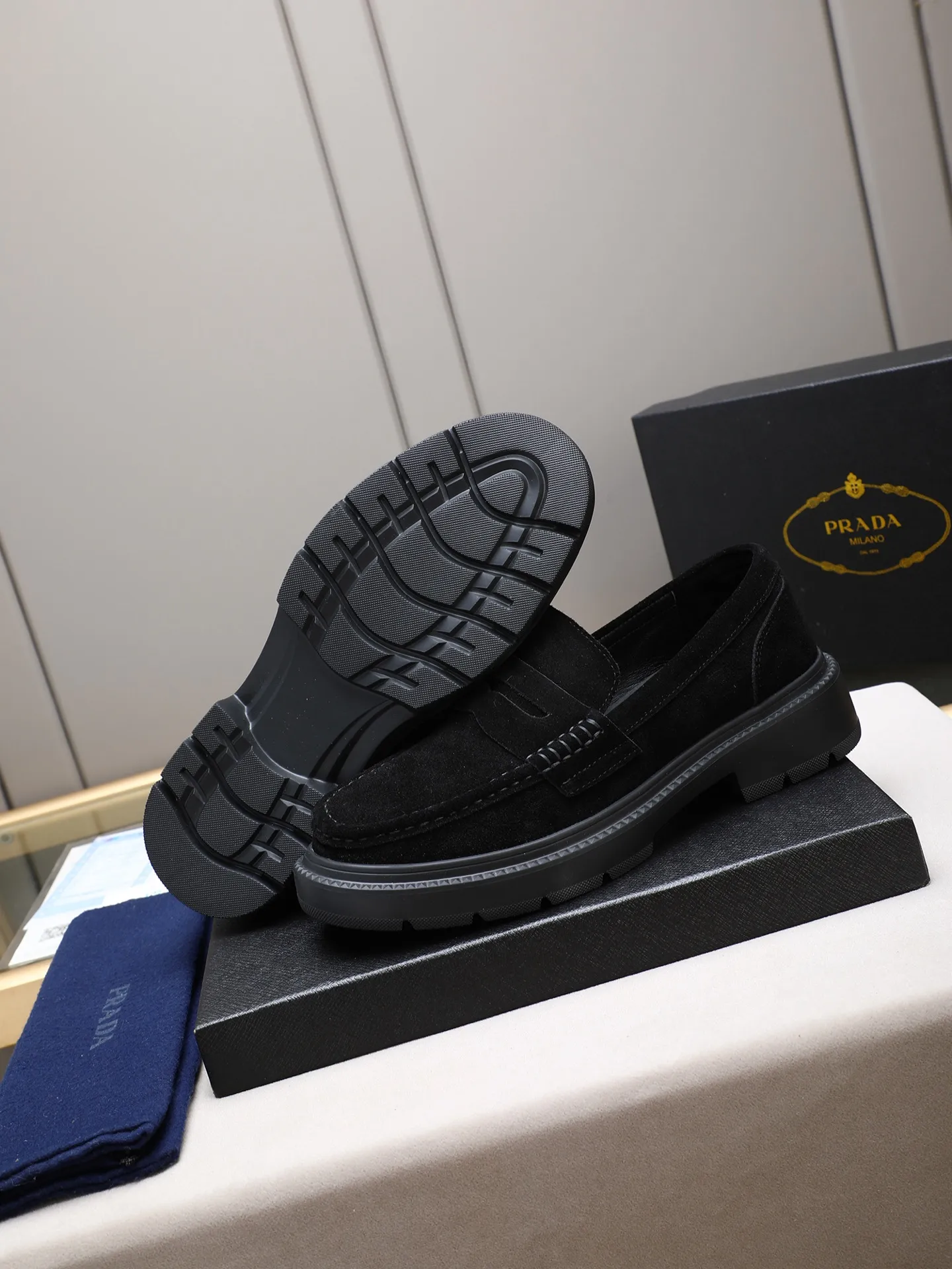 Men's shoes💰480 [Available on Tmall and Taobao major platforms] Prada men's best-selling premium casual leather shoes, imported first-layer matte cowhide loafers combine exquisite elements with modern charm, are strong in toughness, resistant to folding, not easily deformed, and durable in wear! Water-dyed sheep's ➕cow pad! Foam ultra-light and wear-resistant outsole, code number 38-44 (45 is custom-made, non-returnable and non-exchangeable)